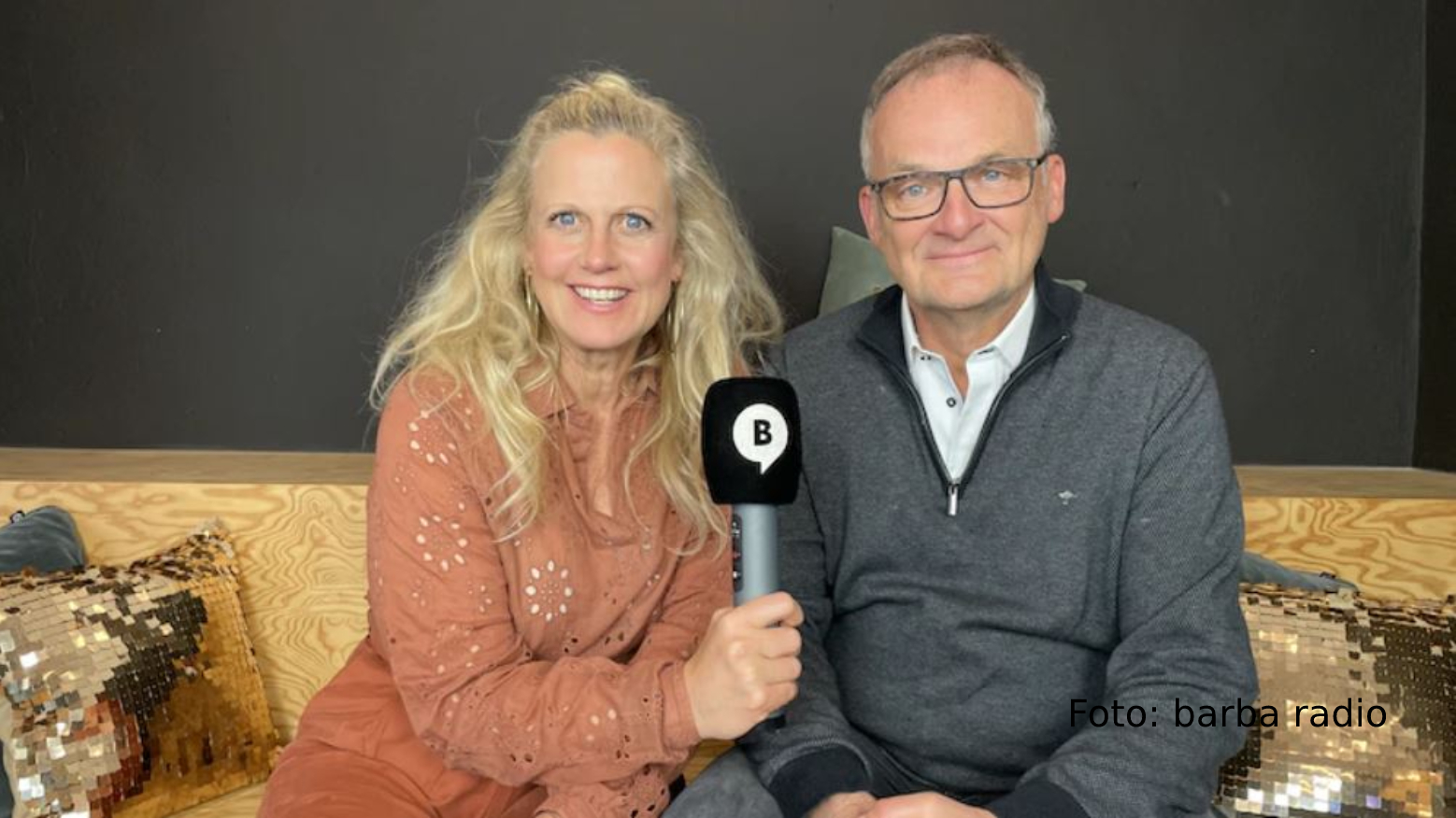 Der frühere „Hart aber fair“-Moderator Frank Plasberg stellt sich in Barbara Schönebergers Podcast „Mit den Waffeln einer Frau“ dem „Rentner TÜV“. Wie lebt er so im Ruhestand? Plasberg spricht zudem über Spargel und Politik – und unpassende Weihnachtsgeschenke für seine Frau. (Foto: barba radio)