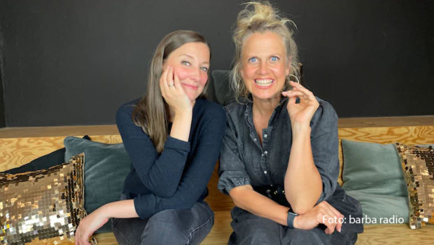 Barbara Schöneberger ist mit einer neuen Ausgabe ihres barba radio-Podcasts zurück. Dieses Mal hat sie die Schauspielerin Alexandra Maria Lara zu Gast. Bei einer Portion frisch gebackener Waffeln geht’s u.a. um Putzfimmel, Impulsivität und Laras Aufgaben als Präsidentin der Deutschen Filmakademie. (Foto: barba radio)