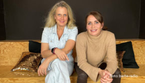 Barbara Schöneberger begrüßt in ihrem barba radio-Podcast „Mit den Waffeln einer Frau“ die Schauspielerin Anja Kling. Es geht um lustige Anekdoten und einen kühnen Plan: Die beiden Frauen stellen sich vor, eine Alters-WG zu gründen, und verraten, wie ihr Leben im Ruhestand aussehen könnte. (Foto: barba radio)