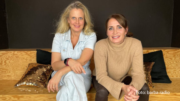 Barbara Schöneberger begrüßt in ihrem barba radio-Podcast „Mit den Waffeln einer Frau“ die Schauspielerin Anja Kling. Es geht um lustige Anekdoten und einen kühnen Plan: Die beiden Frauen stellen sich vor, eine Alters-WG zu gründen, und verraten, wie ihr Leben im Ruhestand aussehen könnte. (Foto: barba radio)