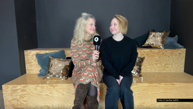 In der neuesten Folge von „Mit den Waffeln einer Frau“ spricht Barbara Schöneberger mit Schauspielerin Anna Maria Mühe u.a. über die neue Staffel der Netflix-Serie „Totenfrau“ sowie Mühes Leben abseits der Kamera. (Foto: barba radio)