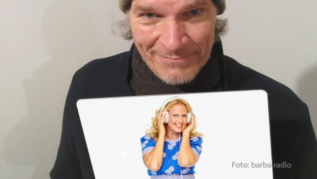 2002 moderierten Barbara Schöneberger und Götz Otto gemeinsam die Bambi-Verleihung. Warum der Abend alles andere als nach Plan verlief und was ausgerechnet Michael Jackson damit zu tun hat, verraten die beiden in der neuesten Ausgabe des Podcasts „Mit den Waffeln einer Frau“. (Foto: barba radio)