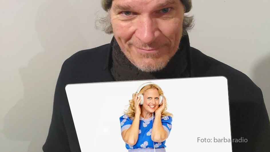 2002 moderierten Barbara Schöneberger und Götz Otto gemeinsam die Bambi-Verleihung. Warum der Abend alles andere als nach Plan verlief und was ausgerechnet Michael Jackson damit zu tun hat, verraten die beiden in der neuesten Ausgabe des Podcasts „Mit den Waffeln einer Frau“. (Foto: barba radio)