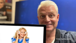 Guido Cantz feiert seine Premiere bei Barbara Schönebergers Podcast „Mit den Waffeln einer Frau“ und plaudert humorvoll über den Kölner Karneval, über seine Falten und Schulzeit. Seit dem 8. Juli gibt’s die neue Ausgabe des barba radio-Formats überall zum Streamen. (Foto: barba radio)