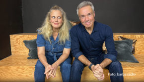 Schauspieler, Autor und Umweltaktivist Hannes Jaenicke ist in dieser Woche im „Mit den Waffeln einer Frau“-Studio zu Besuch. Bei einer Portion frischgebackener Waffeln geht’s im Gespräch mit Gastgeberin Barbara Schöneberger u.a. um Naturschutz, Religion und neue Projekte. (Foto: barba radio)