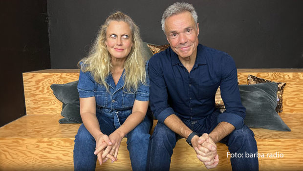 Schauspieler, Autor und Umweltaktivist Hannes Jaenicke ist in dieser Woche im „Mit den Waffeln einer Frau“-Studio zu Besuch. Bei einer Portion frischgebackener Waffeln geht’s im Gespräch mit Gastgeberin Barbara Schöneberger u.a. um Naturschutz, Religion und neue Projekte. (Foto: barba radio)