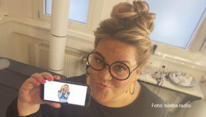 Zum zweiten Mal begrüßt Barbara Schöneberger die Komikerin Ilka Bessin zu ihrem barba radio-Podcast „Mit den Waffeln einer Frau“. Dieses Mal geht’s um Fragen wie diese: Was ist das beste Kleidungsstück zum Schlafen? Und warum lohnt es sich nicht, sich im Alltag zu schminken? Doch auch das Comeback der Kultfigur Cindy aus Marzahn ist ein Thema. (Foto: barba radio)