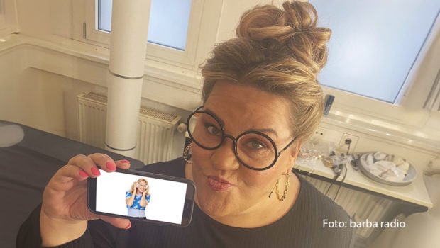 Zum zweiten Mal begrüßt Barbara Schöneberger die Komikerin Ilka Bessin zu ihrem barba radio-Podcast „Mit den Waffeln einer Frau“. Dieses Mal geht’s um Fragen wie diese: Was ist das beste Kleidungsstück zum Schlafen? Und warum lohnt es sich nicht, sich im Alltag zu schminken? Doch auch das Comeback der Kultfigur Cindy aus Marzahn ist ein Thema. (Foto: barba radio)