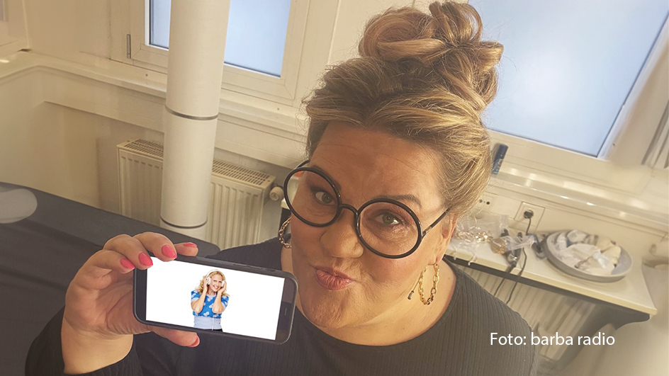 Zum zweiten Mal begrüßt Barbara Schöneberger die Komikerin Ilka Bessin zu ihrem barba radio-Podcast „Mit den Waffeln einer Frau“. Dieses Mal geht’s um Fragen wie diese: Was ist das beste Kleidungsstück zum Schlafen? Und warum lohnt es sich nicht, sich im Alltag zu schminken? Doch auch das Comeback der Kultfigur Cindy aus Marzahn ist ein Thema. (Foto: barba radio)