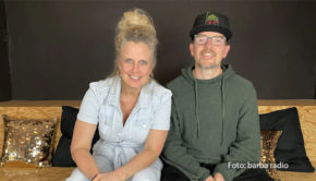 In der neuesten Folge des Podcasts „Mit den Waffeln einer Frau“ feiert der Musiker Jan Delay sein 25-jähriges Bühnenjubiläum. Gemeinsam mit Moderatorin Barbara Schöneberger schwelgt er in Erinnerungen an die Anfänge seiner Karriere und taucht tief in die deutsche Hip-Hop-Geschichte ein. (Foto: barba radio)