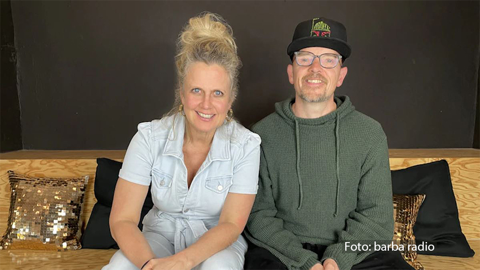 In der neuesten Folge des Podcasts „Mit den Waffeln einer Frau“ feiert der Musiker Jan Delay sein 25-jähriges Bühnenjubiläum. Gemeinsam mit Moderatorin Barbara Schöneberger schwelgt er in Erinnerungen an die Anfänge seiner Karriere und taucht tief in die deutsche Hip-Hop-Geschichte ein. (Foto: barba radio)