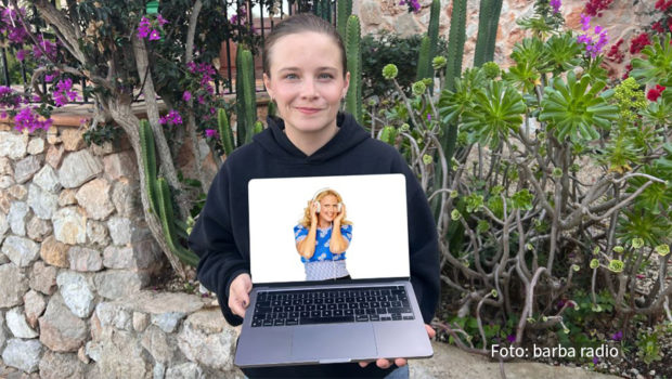 In der neuen Folge von „Mit den Waffeln einer Frau“ wird’s besinnlich. Barbara Schöneberger spricht diesmal mit Schauspielerin Jasna Fritzi Bauer über Weihnachten und Familientraditionen zum Fest. Auch in der barba radio-App gibt‘s zahlreiche Specials passend zur Adventszeit. (Foto: barba radio)