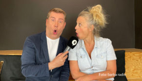 In der neuesten Podcast-Folge von „Mit den Waffeln einer Frau“ spricht Jens Riewa mit Barbara Schöneberger über seine Erfahrungen als langjähriger „Tagesschau“-Sprecher und gewährt dabei persönliche Einblicke in sein Leben abseits der Nachrichten. (Foto: barba radio)