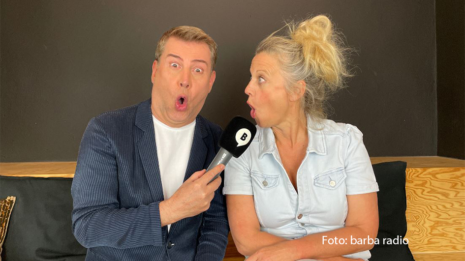 In der neuesten Podcast-Folge von „Mit den Waffeln einer Frau“ spricht Jens Riewa mit Barbara Schöneberger über seine Erfahrungen als langjähriger „Tagesschau“-Sprecher und gewährt dabei persönliche Einblicke in sein Leben abseits der Nachrichten. (Foto: barba radio)