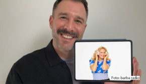 Jochen Schropp ist zu Gast bei Barbara Schönebergers Podcast „Mit den Waffeln einer Frau“. In der neuen Ausgabe des barba radio-Formats spricht der „Promi Big Brother“-Moderator u.a. über seine Hochzeit in Kapstadt und verrät, warum er besser nicht nach Thailand reisen sollte. (Foto: barba radio)