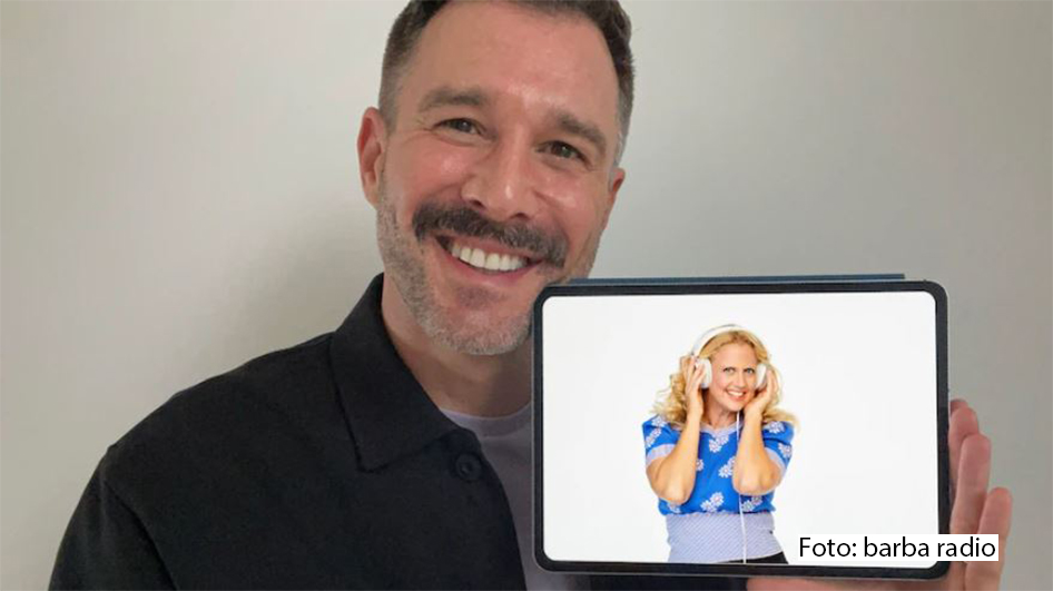 Jochen Schropp ist zu Gast bei Barbara Schönebergers Podcast „Mit den Waffeln einer Frau“. In der neuen Ausgabe des barba radio-Formats spricht der „Promi Big Brother“-Moderator u.a. über seine Hochzeit in Kapstadt und verrät, warum er besser nicht nach Thailand reisen sollte. (Foto: barba radio)