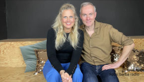 Komiker Johann König ist zu Gast in der aktuellen Folge des barba radio-Podcasts „Mit den Waffeln einer Frau“. In dem knapp einstündigen Gespräch verrät der Comedian ,warum er seit neuestem unter die Hühnerbesitzer gegangen ist und welche Vorteile ein Urlaub im Sauerland birgt. (Foto: barba radio)