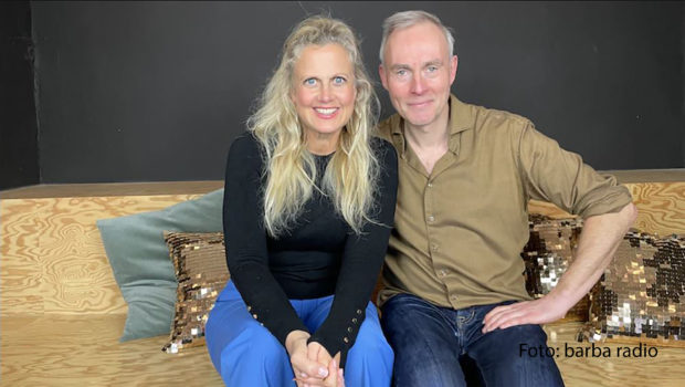 Komiker Johann König ist zu Gast in der aktuellen Folge des barba radio-Podcasts „Mit den Waffeln einer Frau“. In dem knapp einstündigen Gespräch verrät der Comedian ,warum er seit neuestem unter die Hühnerbesitzer gegangen ist und welche Vorteile ein Urlaub im Sauerland birgt. (Foto: barba radio)