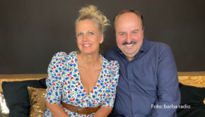 Bei „Mit den Waffeln einer Frau“ wird’s in der neuesten Episode kulinarisch. Diesmal begrüßt Gastgeberin Barbara Schöneberger Spitzenkoch Johann Lafer in ihrem barba radio-Studio. Bei einer Portion frisch gebackener Waffeln geht’s um erste Fernsehauftritte, Geschmacks-Detox und natürlich die neue Sat.1-Show „Drei Teller für Lafer“. (Foto: barba radio)