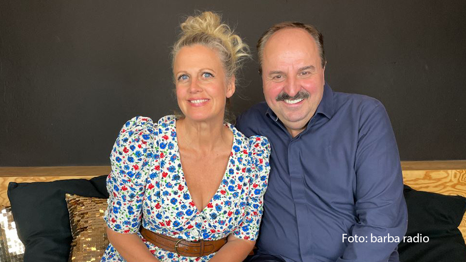 Bei „Mit den Waffeln einer Frau“ wird’s in der neuesten Episode kulinarisch. Diesmal begrüßt Gastgeberin Barbara Schöneberger Spitzenkoch Johann Lafer in ihrem barba radio-Studio. Bei einer Portion frisch gebackener Waffeln geht’s um erste Fernsehauftritte, Geschmacks-Detox und natürlich die neue Sat.1-Show „Drei Teller für Lafer“. (Foto: barba radio)