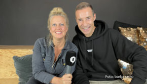 Mag Kai Pflaume in der Adventszeit lieber Lebkuchen oder Dominosteine? Und bringt im Hause Pflaume eher der Weihnachtsmann oder das Christkind die Geschenke? Kurz vor Weihnachten geht Barbara Schöneberger in der neuen Ausgabe von „Mit den Waffeln einer Frau“ mit ihrem Gast den wichtigsten Fragen zu den Festtagen auf den Grund. (Foto: barba radio)