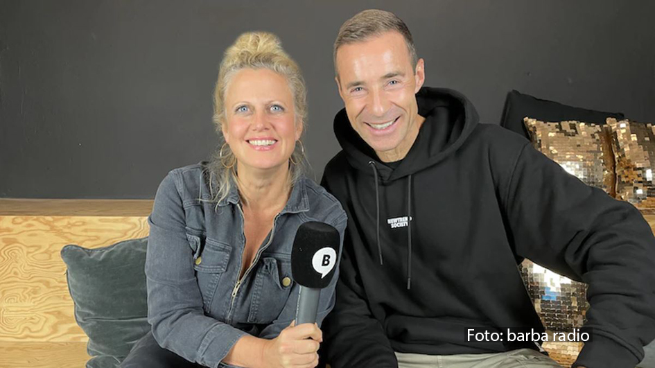 Mag Kai Pflaume in der Adventszeit lieber Lebkuchen oder Dominosteine? Und bringt im Hause Pflaume eher der Weihnachtsmann oder das Christkind die Geschenke? Kurz vor Weihnachten geht Barbara Schöneberger in der neuen Ausgabe von „Mit den Waffeln einer Frau“ mit ihrem Gast den wichtigsten Fragen zu den Festtagen auf den Grund. (Foto: barba radio)