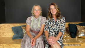 In der neusten Ausgabe „Mit den Waffeln einer Frau“ spricht Katarina Witt mit Barbara Schöneberger über ihre einzigartige Karriere. Diese wird auch in dem ZDF-Film „Kati – Eine Kür, die bleibt“ thematisiert, der am Tag der Deutschen Einheit seine TV-Premiere feiert. (Foto: barba radio)