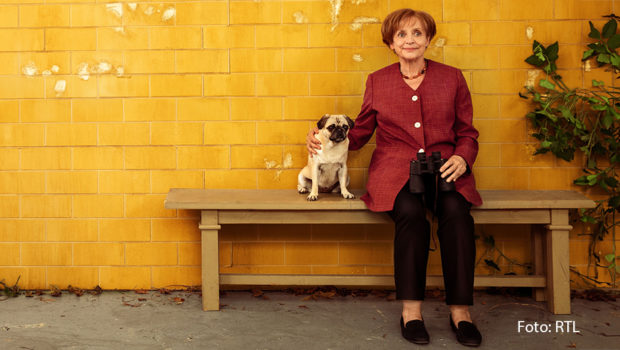 Ab dem 19. März ist Katharina Thalbach bei RTL wieder als „Miss Merkel“ im Einsatz. Bevor sie jedoch in der Rolle der pensionierten Bundeskanzlerin kuriose Mordfälle löst, ist die Schauspielerin in der neuesten Ausgabe von Barbara Schönebergers „Mit den Waffeln einer Frau“ zu Gast. (Foto: RTL)