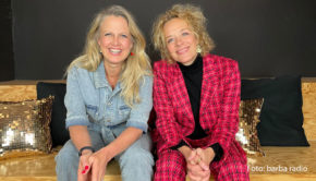 In der neuesten Folge des barba radio-Podcasts „Mit den Waffeln einer Frau“ begrüßt Barbara Schöneberger bereits zum zweiten Mal die Schauspielerin Katja Riemann. In dem knapp einstündigen Gespräch geht‘s u.a. um aktuelle Projekte, das Bundesverdienstkreuz und Henning Baum. (Foto: barba radio)