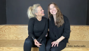 In der neuen Ausgabe des barba radio-Podcasts „Mit den Waffeln einer Frau“ ist Moderatorin und Schauspielerin Katrin Bauerfeind zu Gast. Dabei verrät sie, wie sie die Welt retten würde und warum sie Angst vor Gastgeberin Babara Schöneberger hat. (Foto: barba radio)