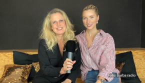 In der aktuellen Folge ihres barba radio-Podcasts „Mit den Waffeln einer Frau“ begrüßt Barbara Schöneberger Model und Designerin Lena Gercke. Ein bewegendes Thema dieses knapp einstündigen Gesprächs ist die neue Farbenlehre bei den Frauen des FC Bayern München. (Foto: barba radio)