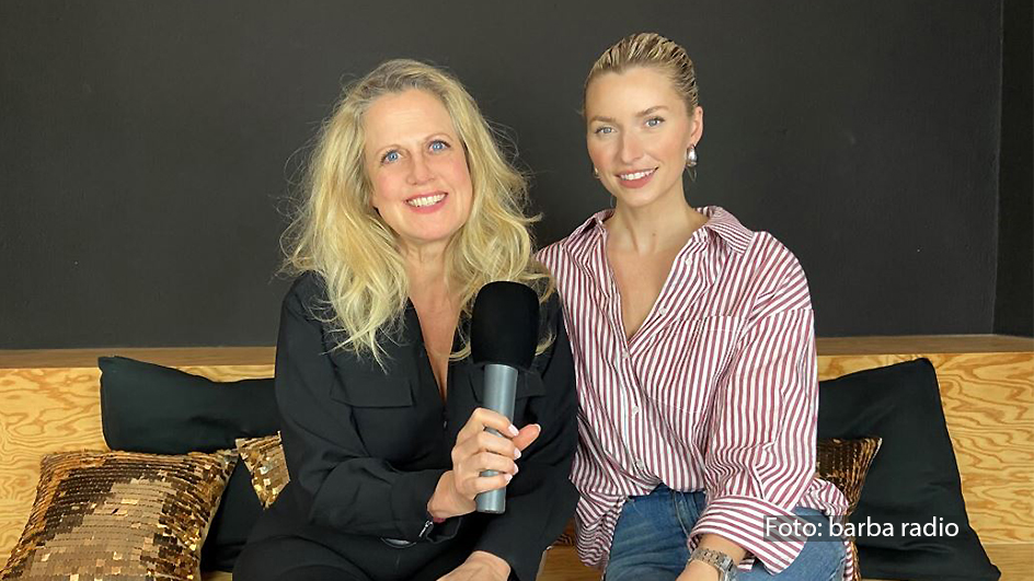 In der aktuellen Folge ihres barba radio-Podcasts „Mit den Waffeln einer Frau“ begrüßt Barbara Schöneberger Model und Designerin Lena Gercke. Ein bewegendes Thema dieses knapp einstündigen Gesprächs ist die neue Farbenlehre bei den Frauen des FC Bayern München. (Foto: barba radio)