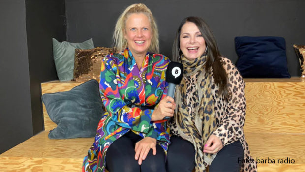 In der aktuellen Folge des Podcasts „Mit den Waffeln einer Frau“ ist Sängerin Marianne Rosenberg zu Gast bei Barbara Schöneberger. Die beiden unterhalten sich u.a. über die Bedeutung von Glamour in der Showbranche und erklären, warum Fernsehen alt und dick macht. (Foto: barba radio)