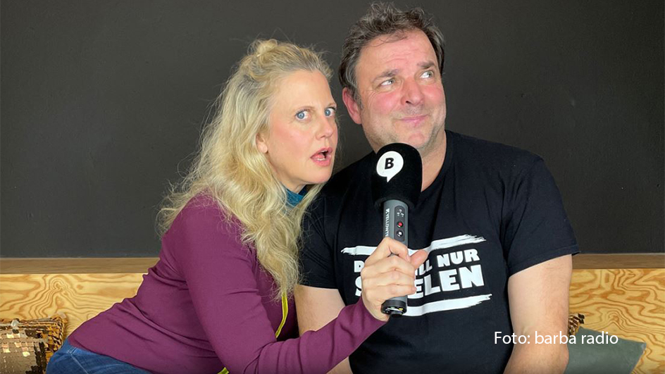 Im barba radio-Podcast „Mit den Waffeln einer Frau“ ist in dieser Woche Hundeprofi und Moderator Martin Rütter zu Gast. In dem knapp einstündigen Gespräch verrät der gelernte Tierpsychologe nicht nur, wie er sich in Zukunft für besseren Tierschutz in Deutschland einsetzen wird, er hilft Gastgeberin Barbara Schöneberger auch nebenbei bei der Planung ihres 50. Geburtstags. (Foto: barba radio)
