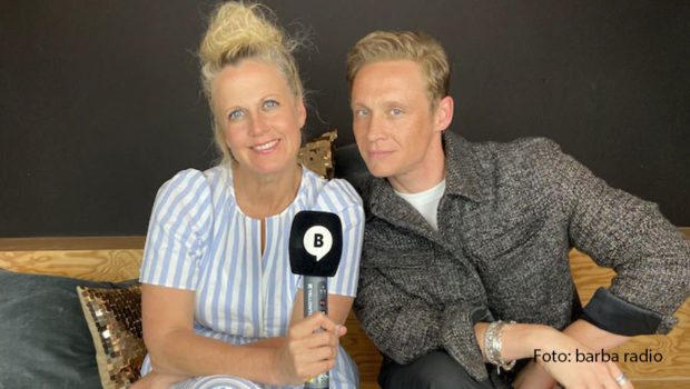 Im barba radio-Studio steht Besuch aus den Vereinigten Staaten an. In der neuesten Ausgabe „Mit den Waffeln einer Frau“ spricht Schauspieler Matthias Schweighöfer über sein Leben zwischen Berlin und L.A. und verrät, warum er niemals beim Prime-Klassiker „L.O.L“ mit machen würde. (Foto: barba radio)