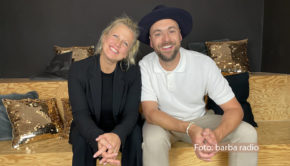 Er war bei „Mit den Waffeln einer Frau“ von Anfang an dabei: Bereits in der zweiten Folge des barba radio-Podcast begrüßte Barbara Schöneberger Sänger Max Mutzke im Studio. Nun ist der Musiker zurück und stellt sein erstes Kinderbuch vor. (Foto: barba radio)