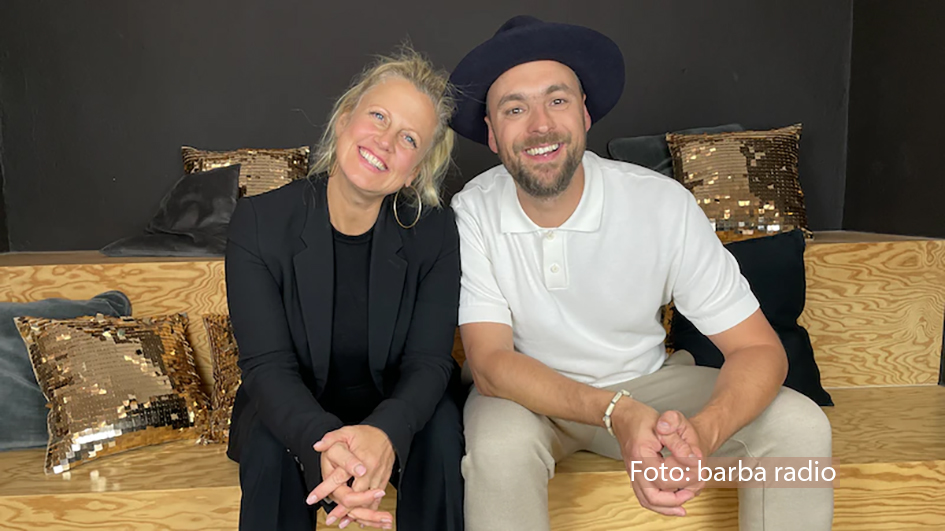 Er war bei „Mit den Waffeln einer Frau“ von Anfang an dabei: Bereits in der zweiten Folge des barba radio-Podcast begrüßte Barbara Schöneberger Sänger Max Mutzke im Studio. Nun ist der Musiker zurück und stellt sein erstes Kinderbuch vor. (Foto: barba radio)
