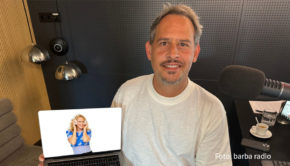 In der neuesten Ausgabe von „Mit den Waffeln einer Frau“ ist Moritz Bleibtreu zu Gast. Gemeinsam mit Barbara Schöneberger spricht der Schauspieler nicht nur über sein aktuelles Serienprojekt „Vincent bringt’s“, sondern unterzieht sich auch dem barba radio-„Spießer-Test“. (Foto: barba radio)