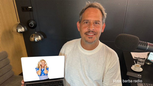 In der neuesten Ausgabe von „Mit den Waffeln einer Frau“ ist Moritz Bleibtreu zu Gast. Gemeinsam mit Barbara Schöneberger spricht der Schauspieler nicht nur über sein aktuelles Serienprojekt „Vincent bringt’s“, sondern unterzieht sich auch dem barba radio-„Spießer-Test“. (Foto: barba radio)
