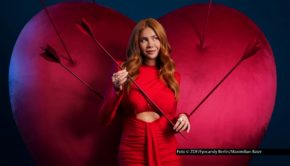 Schauspielerin und Moderatorin Palina Rojinski ist als Hauptdarstellerin in der neuen ZDFneo-Serie „My Ex“ zu sehen. Darüber und über viele weitere Themen spricht sie in Barbara Schönebergers Podcast „Mit den Waffeln einer Frau“. Es geht u.a. um Mittagsschlaf, Geburtstagsfeiern und Reisen. Foto © ZDF/Eyecandy Berlin/Maximilian Baier