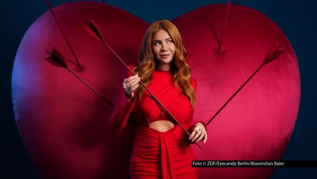 Schauspielerin und Moderatorin Palina Rojinski ist als Hauptdarstellerin in der neuen ZDFneo-Serie „My Ex“ zu sehen. Darüber und über viele weitere Themen spricht sie in Barbara Schönebergers Podcast „Mit den Waffeln einer Frau“. Es geht u.a. um Mittagsschlaf, Geburtstagsfeiern und Reisen. Foto © ZDF/Eyecandy Berlin/Maximilian Baier