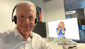 In der neuesten Ausgabe von „Mit den Waffeln einer Frau“ begrüßt Barbara Schöneberger den „RTL Aktuell“-Chefmoderator Peter Kloeppel. Im barba radio-Podcast spricht er u.a. darüber, wie es war, Barack Obama zu interviewen, über gute und schlechte Tage im Job und welche Vorteile es mit sich brachte, als „Boomer“ aufzuwachsen. (Foto: barba radio)