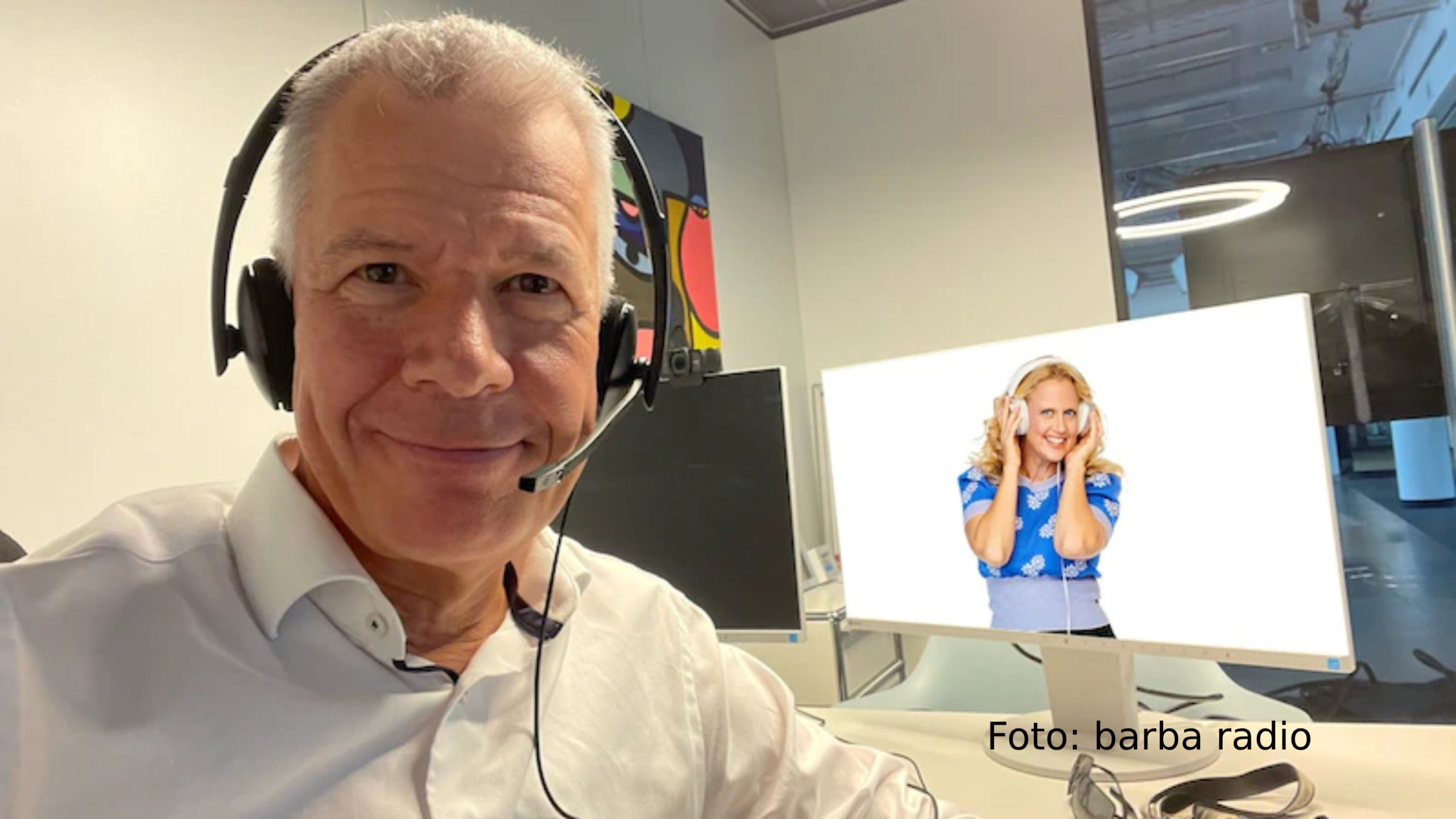 In der neuesten Ausgabe von „Mit den Waffeln einer Frau“ begrüßt Barbara Schöneberger den „RTL Aktuell“-Chefmoderator Peter Kloeppel. Im barba radio-Podcast spricht er u.a. darüber, wie es war, Barack Obama zu interviewen, über gute und schlechte Tage im Job und welche Vorteile es mit sich brachte, als „Boomer“ aufzuwachsen. (Foto: barba radio)