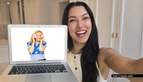 Moderatorin und Model Rebecca Mir war noch nie in einem Podcast zu Gast – bis jetzt: Mit Entertainerin Barbara Schöneberger spricht sie in der aktuellen Ausgabe des barba radio-Talks „Mit den Waffeln einer Frau“ u.a. über Kindergeburtstage, Nacktbaden, ungelesene Mails und Brustgrößen. Foto © barba radio