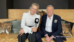 In der brandneuen Ausgabe von „Mit den Waffeln einer Frau“ ist Schlager-Ikone Roland Kaiser zu Gast. Zusammen mit Barbara Schöneberger spricht der Sänger über seine Karriere, seinen Putzfimmel und die schrägsten Schlagzeilen, die über ihn verfasst wurden. (Foto: barba radio)