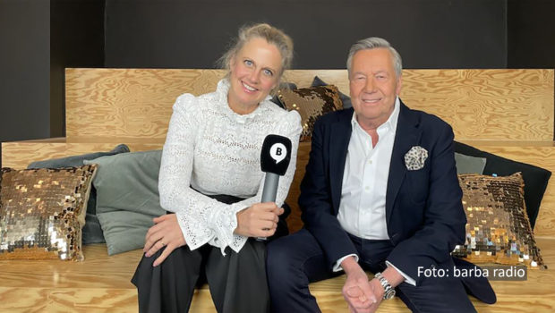 In der brandneuen Ausgabe von „Mit den Waffeln einer Frau“ ist Schlager-Ikone Roland Kaiser zu Gast. Zusammen mit Barbara Schöneberger spricht der Sänger über seine Karriere, seinen Putzfimmel und die schrägsten Schlagzeilen, die über ihn verfasst wurden. (Foto: barba radio)