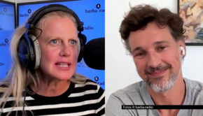 Entertainerin Barbara Schöneberger begrüßt im barba radio-Podcast „Mit den Waffeln einer Frau“ einen gern gesehenen Gast. Mit Schauspieler und Regisseur Florian David Fitz geht’s u.a. um Gartenaktivitäten am frühen Morgen, den Alltag am Filmset und seinen (weihnachtlichen?) Bart. (Foto © barba radio)