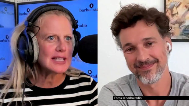 Entertainerin Barbara Schöneberger begrüßt im barba radio-Podcast „Mit den Waffeln einer Frau“ einen gern gesehenen Gast. Mit Schauspieler und Regisseur Florian David Fitz geht’s u.a. um Gartenaktivitäten am frühen Morgen, den Alltag am Filmset und seinen (weihnachtlichen?) Bart. (Foto © barba radio)