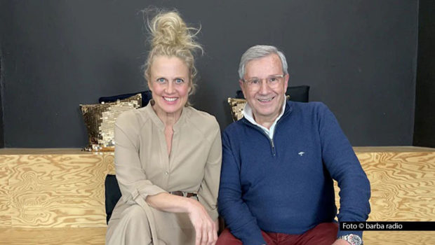 Barbara Schöneberger spricht in einer neuen Folge ihres barba radio-Podcasts „Mit den Waffeln einer Frau“ ausführlich mit dem Moderator und Journalisten Jan Hofer. Dabei geht’s u.a. um seinen Zufluchtsort Mallorca, seine Freundschaft mit Mickie Krause und seine beruflichen Anfänge. (Foto: © barba radio)