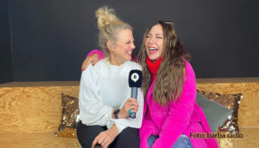 In der neuen Folge des barba radio-Podcasts „Mit den Waffeln einer Frau“ ist die Schauspielerin Simone Thomalla zu Gast. Im Gespräch mit Moderatorin Barbara Schöneberger geht es u.a. um ihre Rolle in der ZDF-Reihe „Frühling“ und ein verändertes Selbstbewusstsein. (Foto: barba radio)